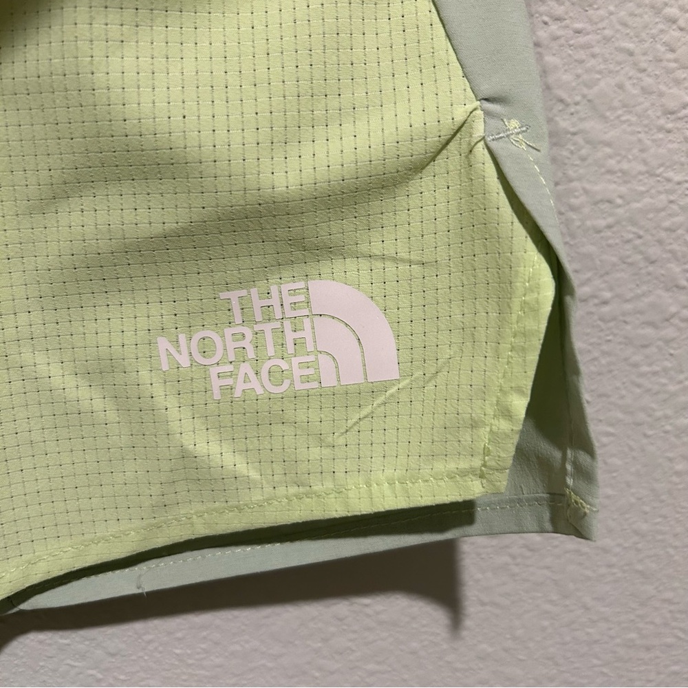 The North Face Summer LT 2.5" Shorts Women’s Medium Astro Lime Mist NWT - Picture 2 of 5